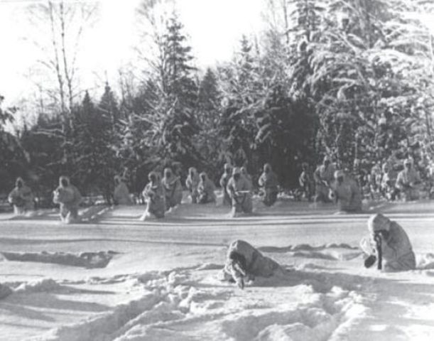 Tropas soviéticas del 3er Ejército de Choque con ropa de camuflaje invernal