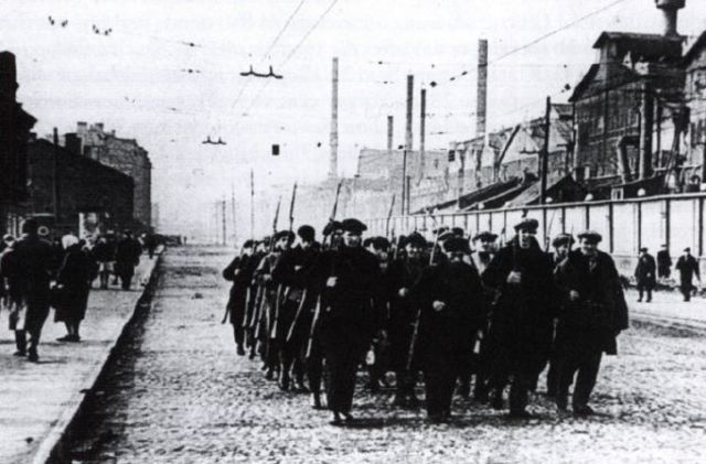 Unidad de milicianos formada con trabajadores de la fábrica Kirov se dirige hacia el frente. 6 de julio de 1941
