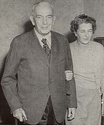 Neurath con su hija después de su liberación de la prisión de Spandau