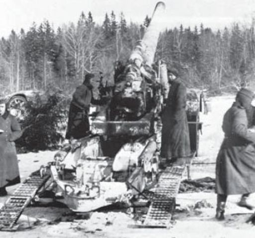 Un Mörser de 21 del 636 Artillerie Abteilung preparándose para disparar