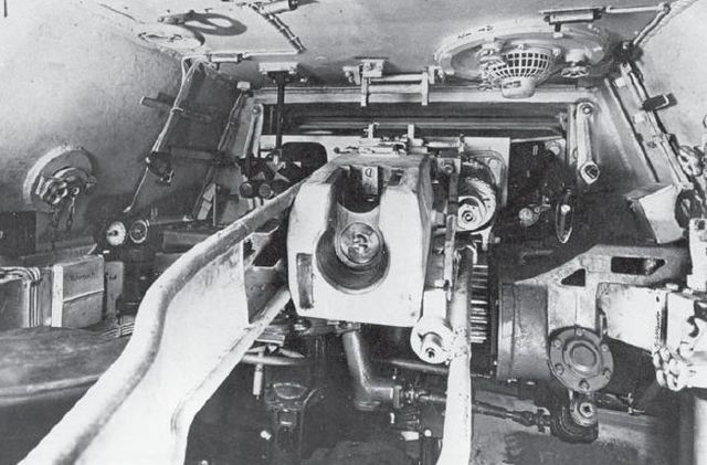 Interior de un Panther desde el puesto del artillero. Se observa claramente la recámara del cañón de 75 mm