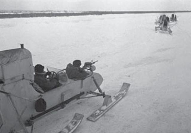 Columna soviética de RF8 moviéndose a través de un lago helado. Febrero 1942