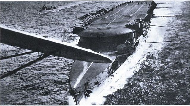El Furious a mediados de los años treinta antes de su última modificación, en estas fotografías se aprecia claramente la cubierta de vuelo inferior y la cubierta principal despejada