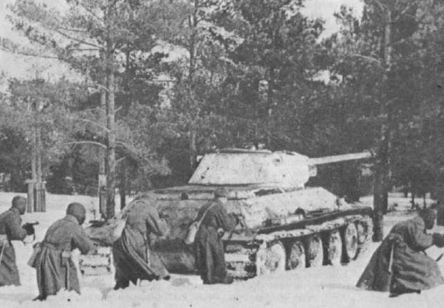 Infantería soviética junto a un T-34 durante la batalla de Leningrado. Invierno de 1942