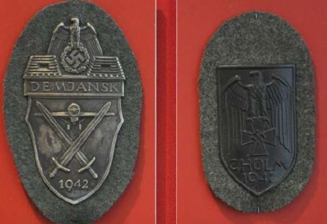 Escudos de campaña creados como resultado de las batalla de Demyansk y Kholm. Hitler autorizó estos escudos para conmemorar tanto el éxito del puente aéreo de la Luftwaffe como las victorias defensivas alcanzadas en ambos lugares