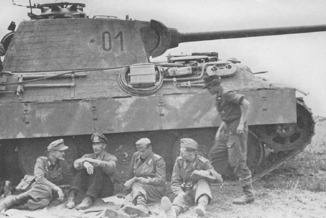 La tripulación de un Panther perteneciente a la división Grossdeutschland se toma un descanso durante los combates en la región de Iassi, Rumanía. Abril de 1944