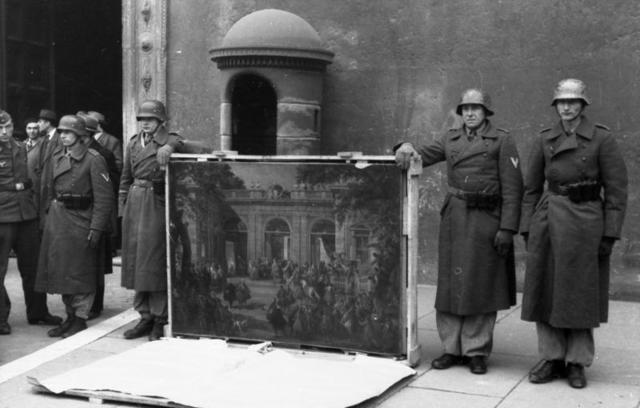 Tropas de protección de Arte de la Hermann Goering Div. en el Palazzo Venezia en Roma. Enero de 1944