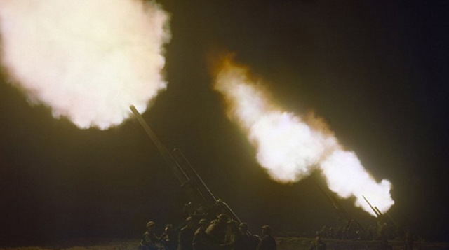 Baterías antiaéreas disparan contra los aviones alemanes durante The Blitz, 1940-1941