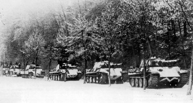 Columna de Panther Ausf. G de la 25ª Panzergrenadier Division en el bosque Hagenau durante la Operación Nordwind. Enero de 1945