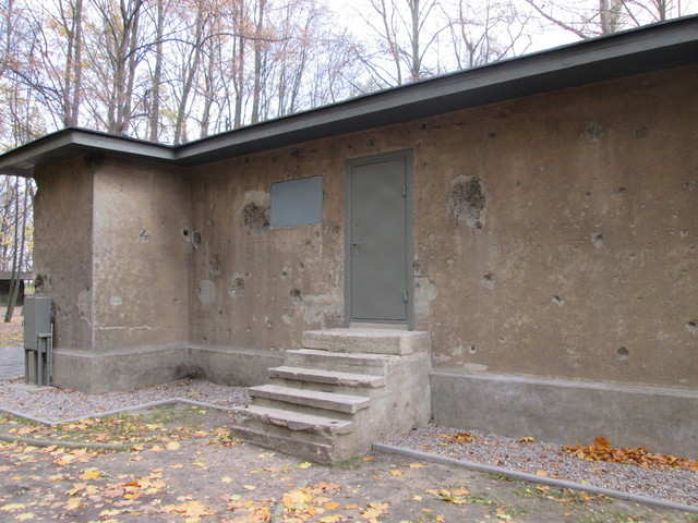 Caseta de guardia, observar la base de hormigón del suelo e impactos en fachada