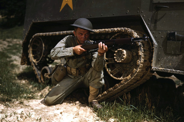 Un joven soldado con su rifle Garand, en Fort Knox, Kentucky. Fotografiado en junio de 1942