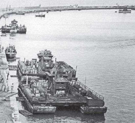 Ferris alemanes en el puerto de Messina, evacuando tropas y material hacia la península italiana