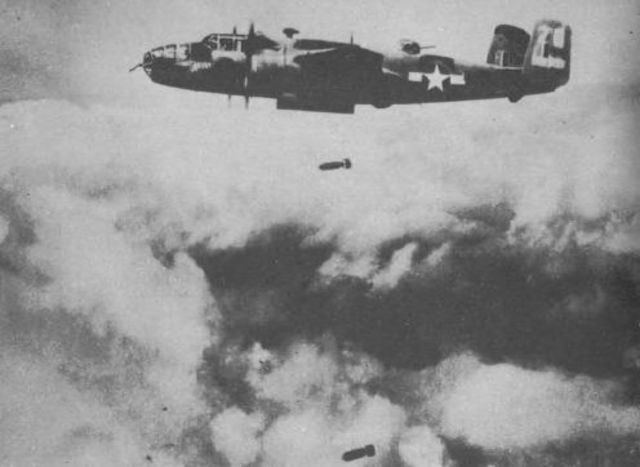 Los ataques aéreos ayudan a las tropas de tierra. Un B-25 Mitchell lanzando su carga de bombas sobre las posiciones ocupadas por unidades alemanas