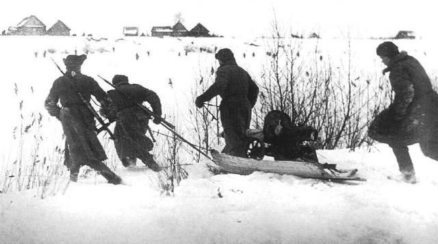 12 de febrero de 1944. Después de la captura de Luga, los soviéticos se lanzan hacia las tropas alemanas que se retiran al sudoeste para intentar cortarles las retirada