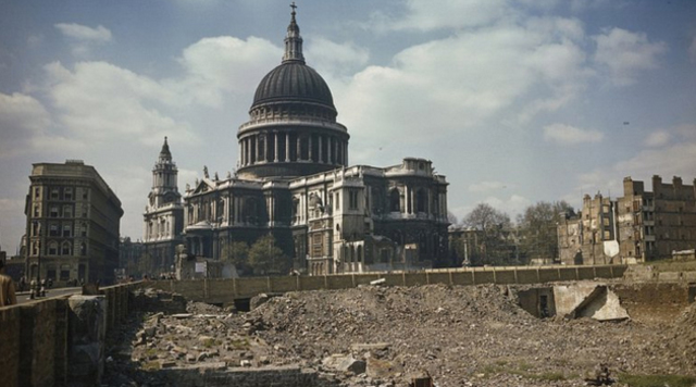 La Catedral Saint Paul se mantuvo de pie peses a las ruinas que muestran los alrededores
