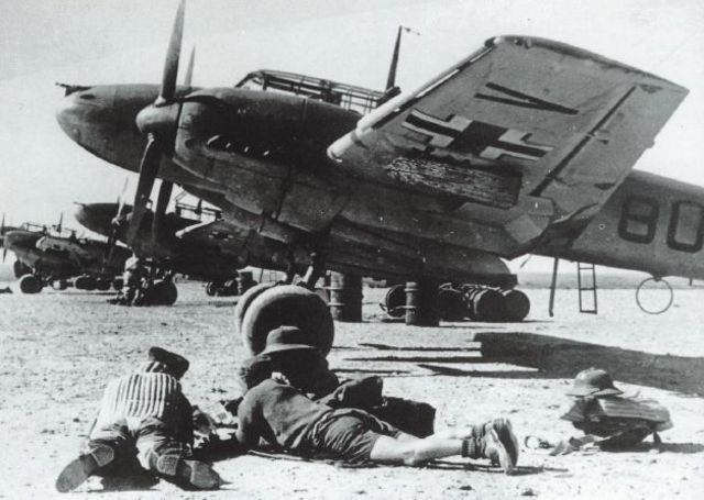 Cazas Me Bf 110 en una pista en el Norte de África. 1941