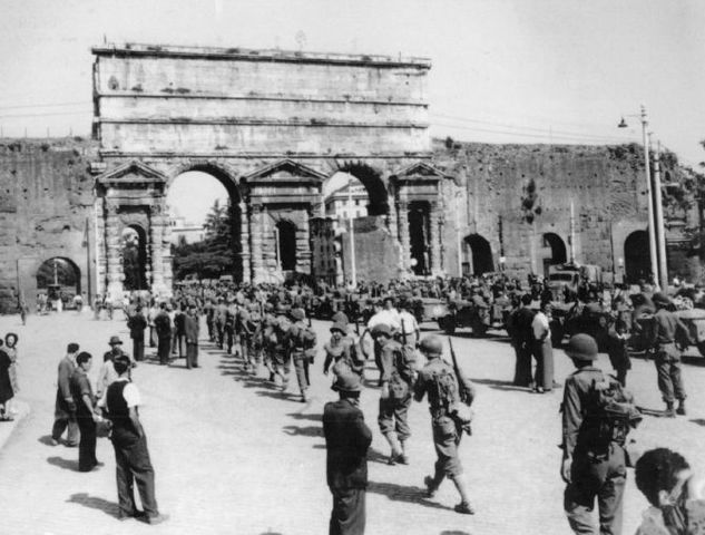 Infantería norteamericana entrando en Roma. 5 de junio de 1944