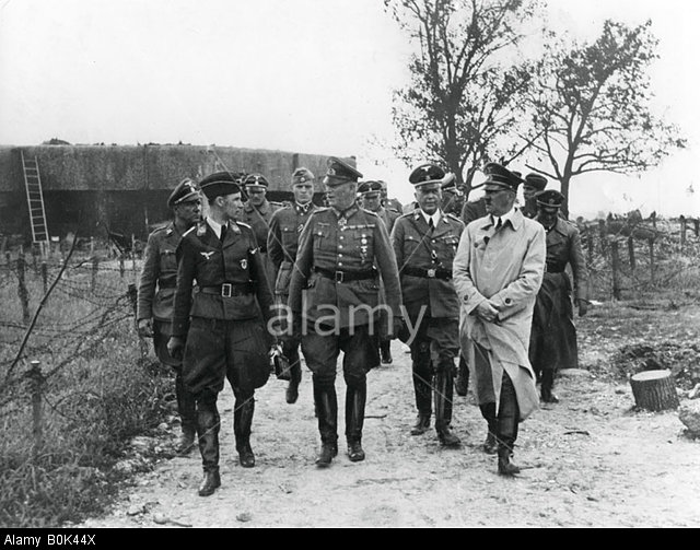 Adolf Hitler y el General Wilhelm Keitel inspeccionando la Línea Maginot en 1940