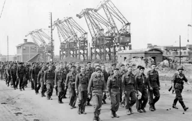 Prisioneros de guerra británicos capturados tras el raid de Dieppe