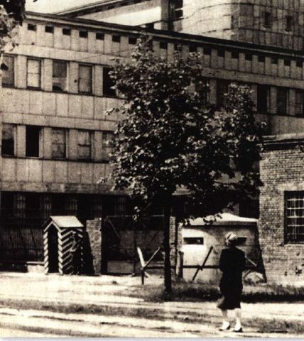 Cuartel para reemplazos de la 5 SS Pz. Div. Wiking en la calle Rakowiecka, Varsovia