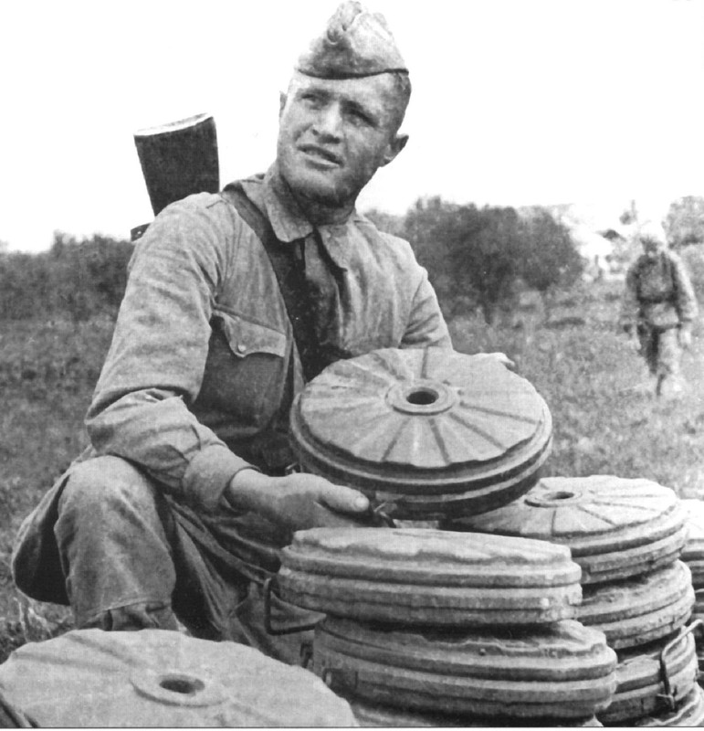 Sgto G. A. Kuprin, responsable de desactivar alrededor de 500 minas alemanas, sept 1943