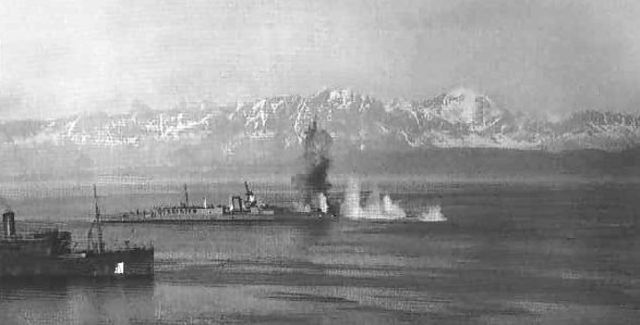 Crucero británico HMS Vindictive bajo ataque de la Luftwaffe cerca de Narvik