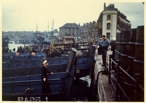 Marineros inspeccionando las LCVP, Landing Craft, Vehicle, Personnel, o lanchas  Higgins, en uno de los muelles de la ciudad de Weymouth, Inglaterra