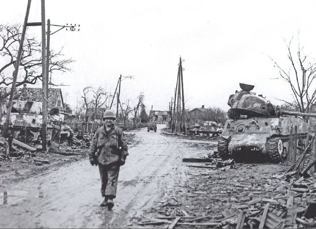 Tanques Sherman de la 12ª División Acorazada puestos fuera de combate durante la lucha por la población de Herrlisheim
