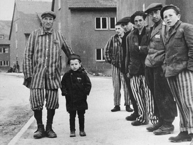 El pequeño Jozef, con su padre y otros prisioneros