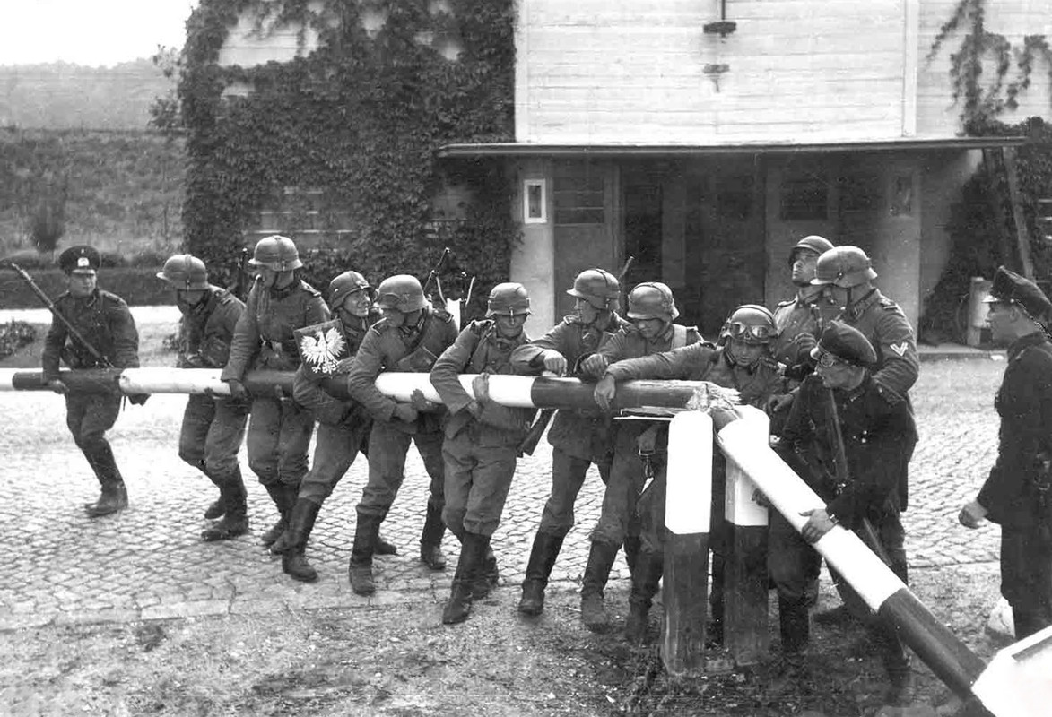 Icónica fotografía que simboliza el cruce de la frontera polaca el 1 de septiembre de 1939