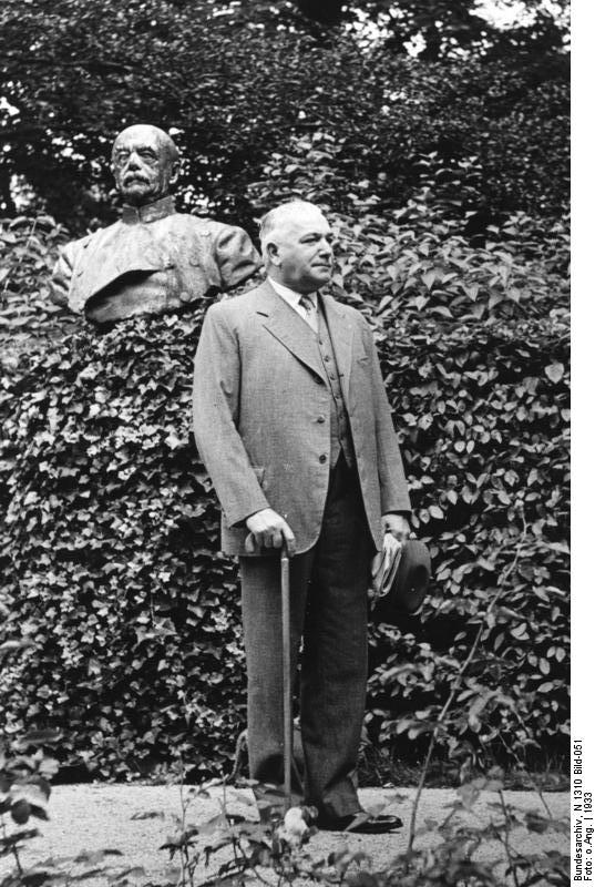 Von neurath, detrás el busto de Otto von Bismarck, Berlín 1933