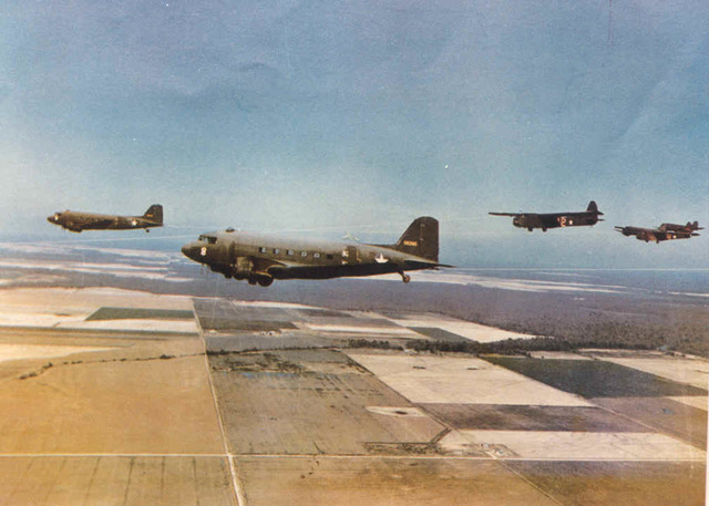 Aviones de transporte C-47 Dakota y planeadores CG4A Glider