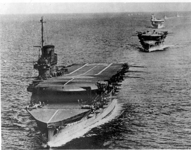 Parte de la escuadra inglesa de portaaviones, el HMS Furious, al medio, escoltado por el HMS Glorious y el HMS Corageous