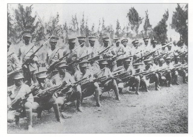 Soldados de la Kebur Zabagna en 1935 formaban la élite del ejercito etíope y eran los únicos completamente uniformados y equipados