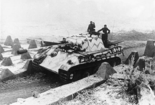 Un Panther de la 25ª Panzer Grenadier Division cruzando un puesto de control en el Muro Occidental cerca de Weissenburg. 6 de enero de 1945
