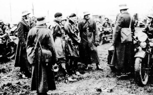 General polaco Stanislaw Maczek, en el centro con boina, rinde a sus tropas a las fuerzas germanas