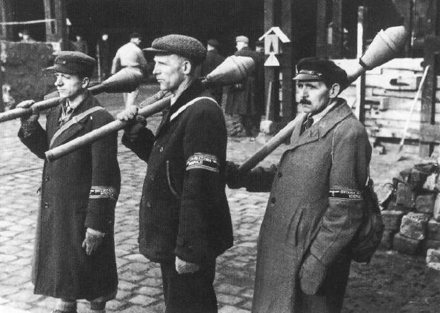 Miembros del Volkssturm armados con antitanques Panzerfaust en las calles de Berlín