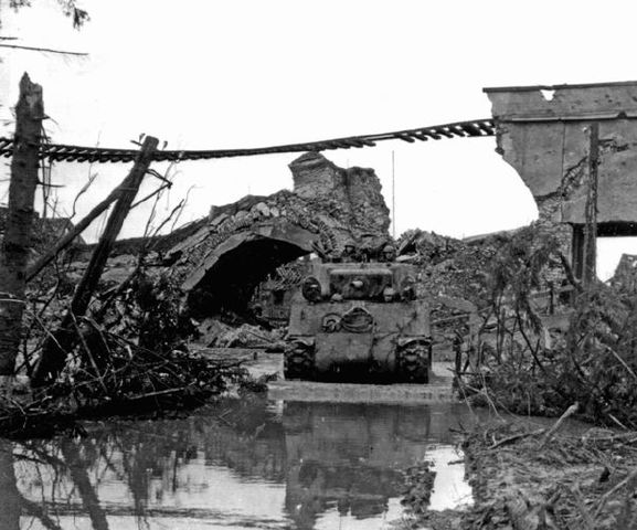 Tanque Sherman del 745 Batallón de Tanques en la ciudad industrial de Langerwehe. Diciembre 1944