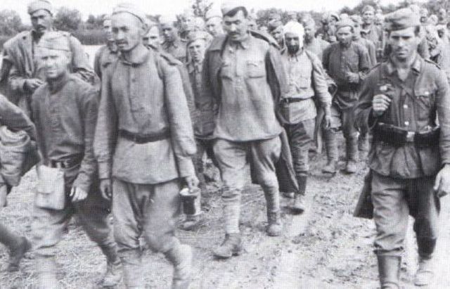 Prisioneros soviéticos capturados por las unidades del 4º Ejército Panzer, marchan hacia el cautiverio