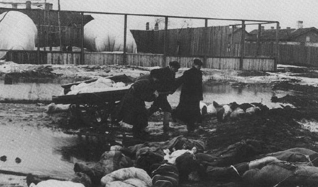 Civiles transportando un cadáver en un cementerio de Leningrado