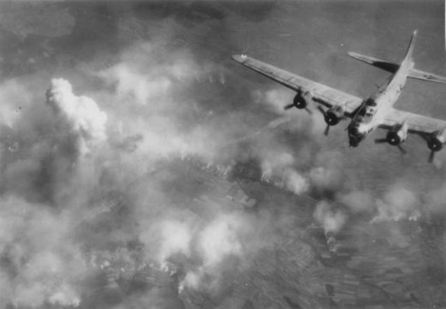 Un B-17 del 381 grupo de bombardeo fotografiado sobre Berlín el 6 de marzo del 44, se puede apreciar el aeropuerto de Tempelhoff claramente