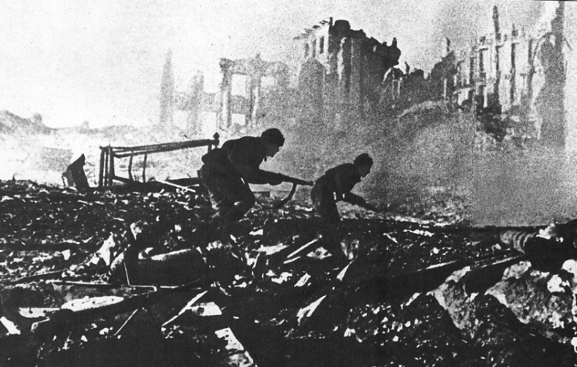 Soldados del Ejército Rojo avanzan entre los escombros de Stalingrado