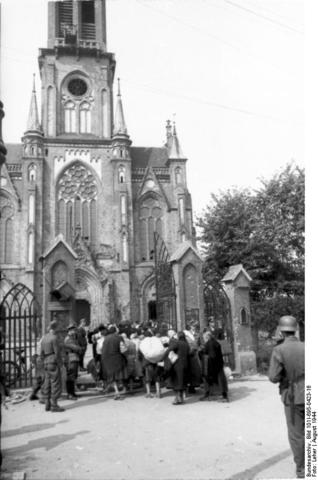 Civiles polacos encarcelados en una iglesia de Wola