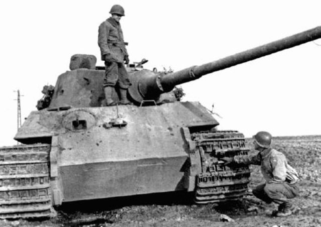 Königstiger del 506 Batallón puesto fuera de combate por cazacarros M36 del 702 Batallón Destructor de Tanques de la 2ª División Blindada cerca de Freialdenhoven. 28 noviembre 1944