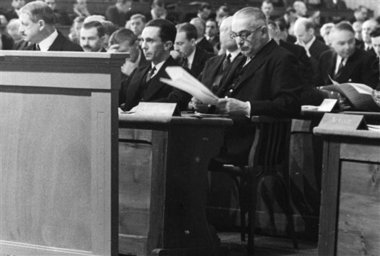 von Neurath a la derecha y Joseph Goebbels en el centro, durante una reunión de la Liga de las Naciones, Ginebra 1933