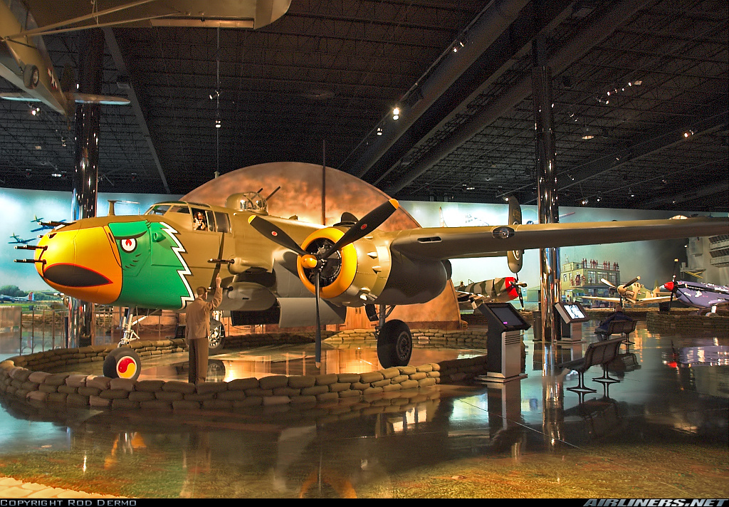 North American B-25H-10NA Mitchells número de Serie 98-21900 899 conservado en el Kalamazoo Aviation History Museum en Kalamazoo, Michigan