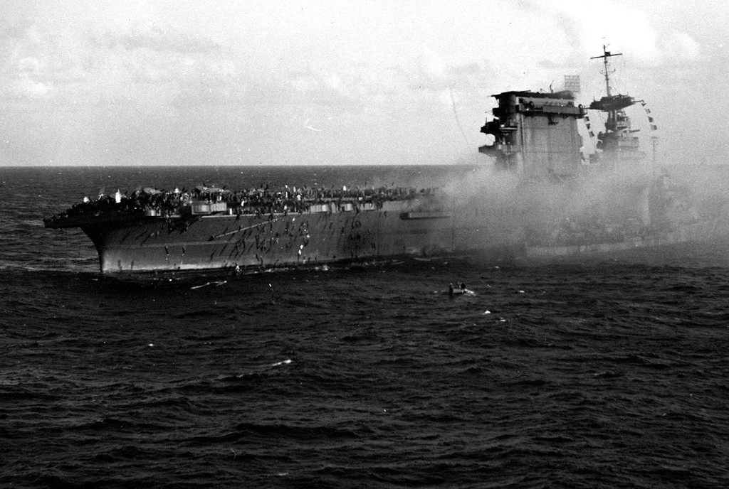 Centenares de tripulantes del USS Lexington descienden a las aguas del océano Pacífico por medio de cuerdas