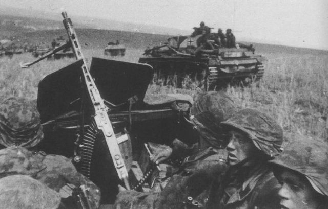 La fatiga de la batalla se muestra en las caras de estos granaderos de la Das Reich en Kursk