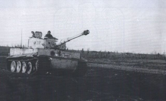 Tiger 217 en campo abierto. Identificado como el vehículo de repuesto de Otto Carius después de perder el Tiger 213. Narva, invierno 1944