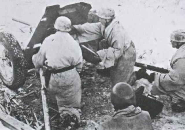 Manejando un Pak 36 de 37 mm durante los intensos combates en la bolsa de Demyansk. Marzo 1942